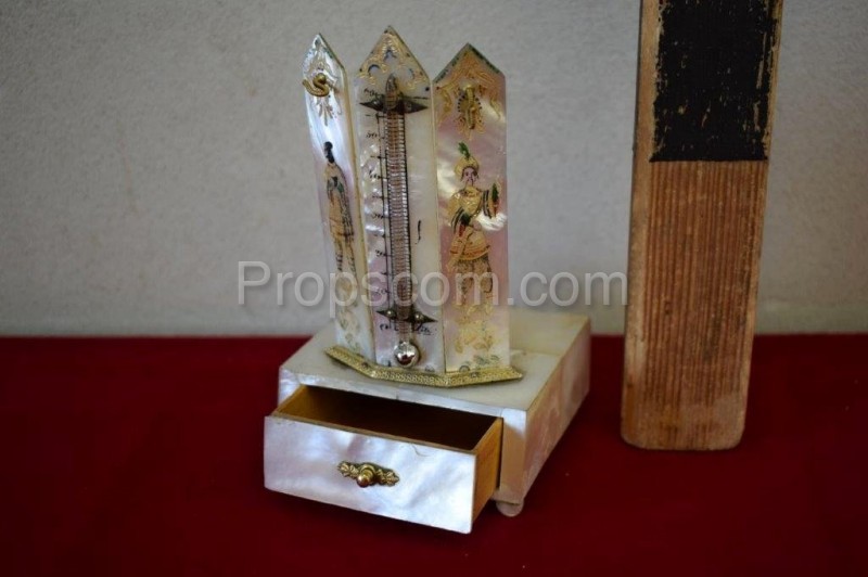 Jewelry box with thermometer