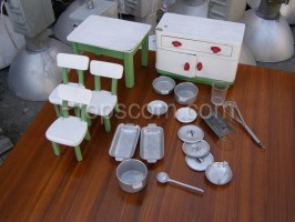 Kitchen equipment for dolls