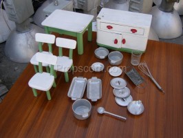 Kitchen equipment for dolls