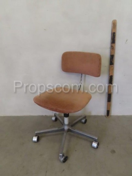 Swivel office chair