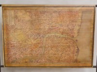 Mapa v dřevěném stojanu 