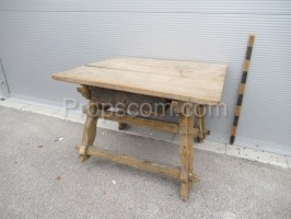 Středověký dřevěný stůl s šuplíkem
