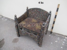 Mittelalterlicher verzierter Sessel