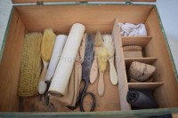 Box mit Werkzeugen zum Anbringen von Tapeten