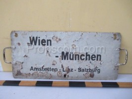 Hinweisschild: Wien - München