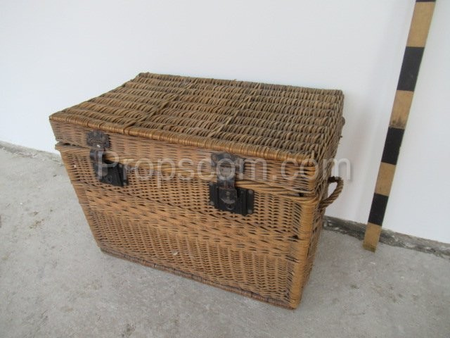 Wicker basket with lid