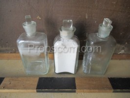 Quadratische Flaschen mit gemahlenem Glas