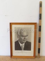 Ein Bild eines glasierten Porträts von Präsident Gustav Husak