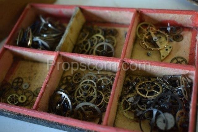 Schachteln mit Teilen für Uhrmacher