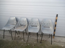 Stuhl aus grauem Kunststoff