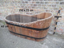 Tub for water with forged hoops bath
