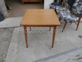 Stůl dřevěný světlý