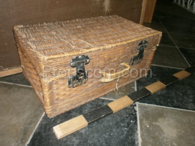 Wicker basket with lid