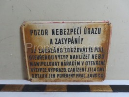 Informační cedule: Pozor nebezpečí úrazu a zasypání!