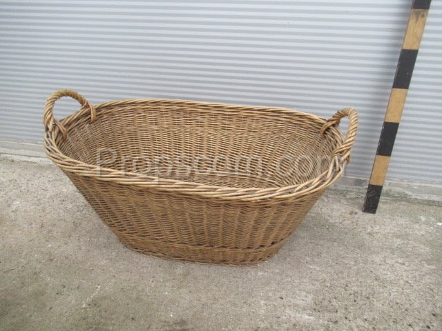 Oval wicker basket