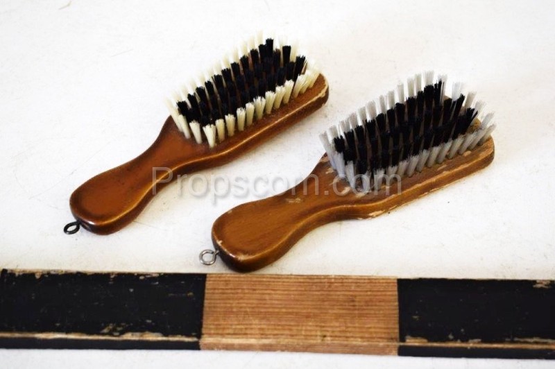 Cosmetic brushes