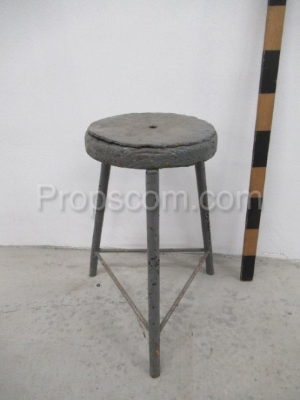 Metal round padded chair