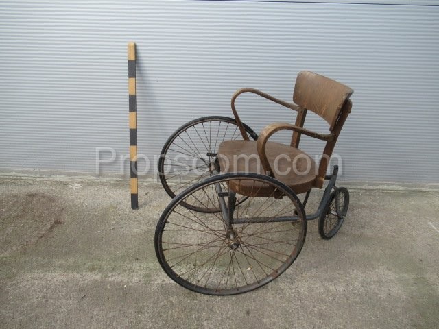 Rollstuhl von einem Stuhl