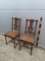 Geschnitzte Stühle