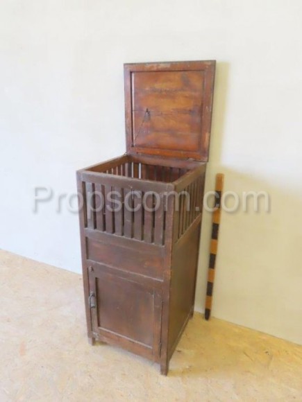 Cabinet with lid