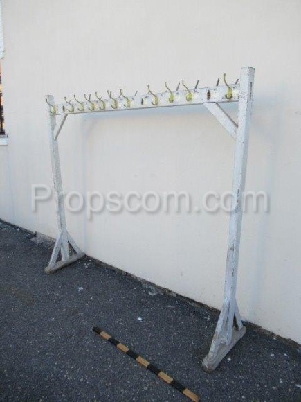 Free-standing hanger white