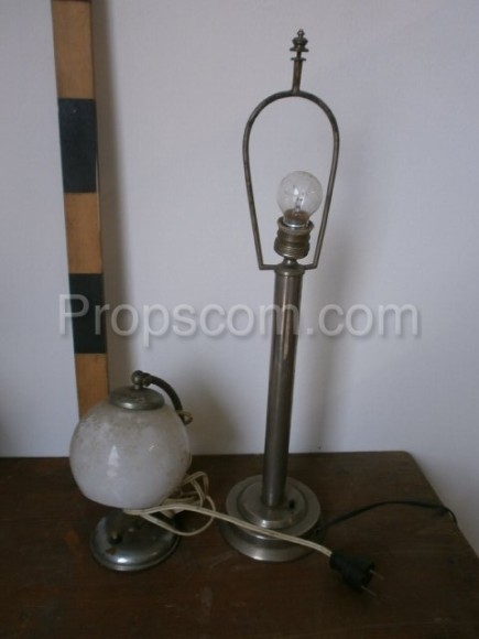 Lampe mit verchromter Milchglaslampe