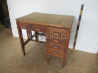 Psací stůl dřevěný kratší