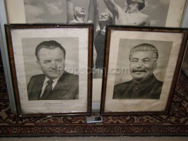 Glasierte Fotografien von Klement Gottwald und Josif Vissarionovič Stalin