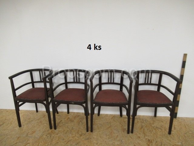 Tisch mit Sesseln