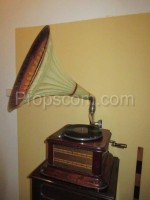 Altes Grammophon mit Schrank