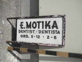 Werbeschild aus Metall: Zahnarzt