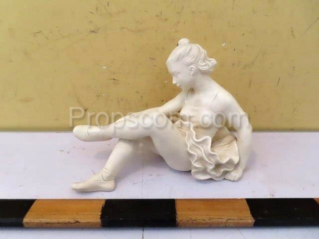 Statuette of a sitting dancer