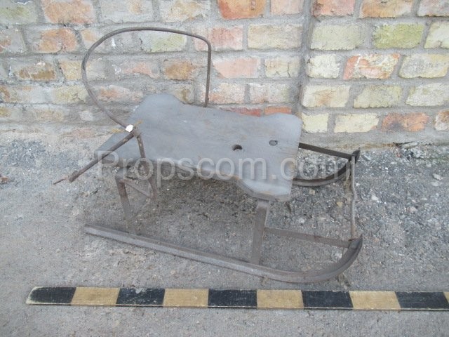 Children's sledge with backrest