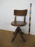 Židle dřevěná lakovaná otočná