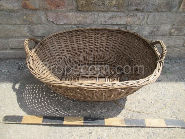 Oval wicker basket