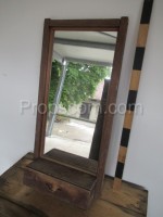 Zrcadlo v jednoduchém dřevěném rámu s poličkou