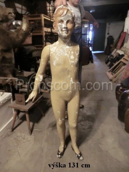 Figurína dítěte do obchodu s oděvy