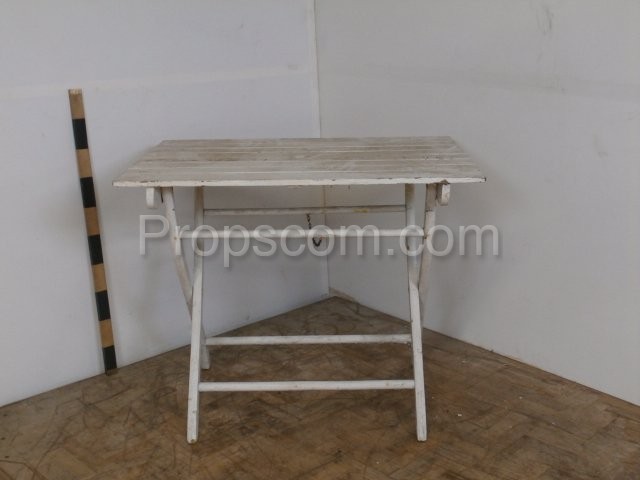 Folding table