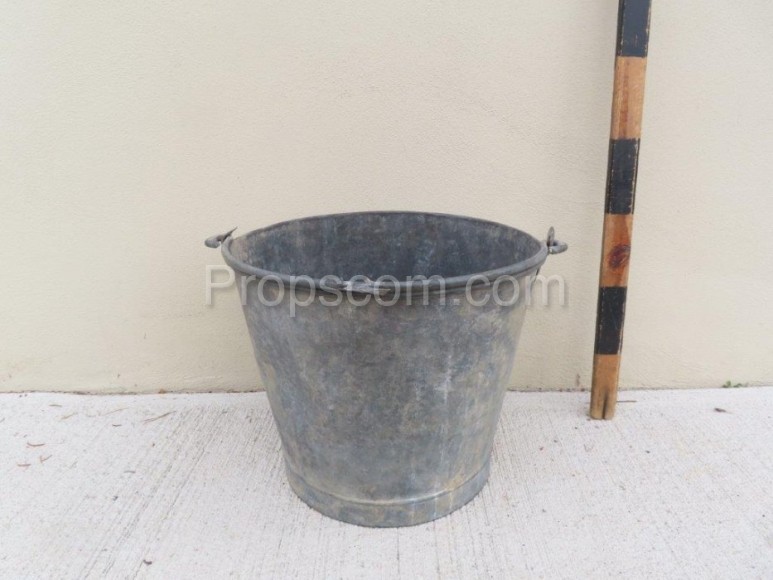 Tin bucket