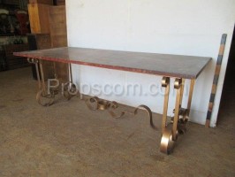 Langer Metalltisch aus Holz