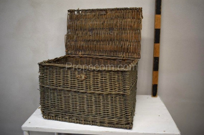 Storage basket with lid