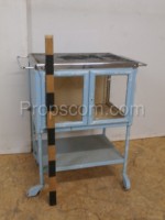 Modrý pojízdný stolek s prosklenou skříňkou