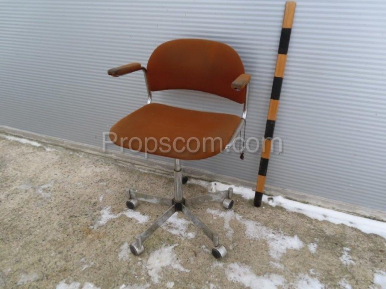 Swivel office chair