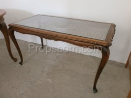 Stůl starožitný hnědý zdobený 
