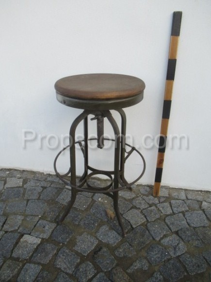 Wooden round adjustable chair