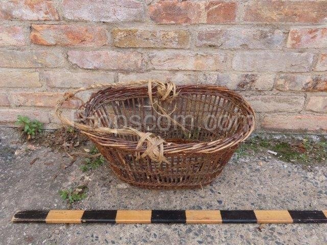 Oval wicker basket