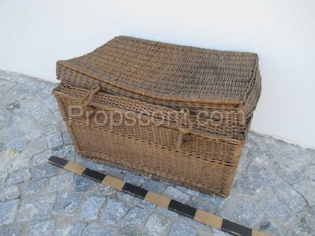 Wicker basket with a large lid