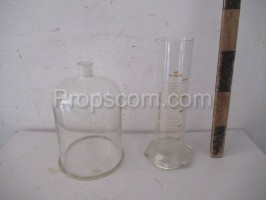 Measuring cylinder, lid