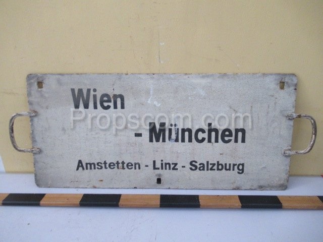 Hinweisschild: Wien - München