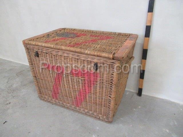 Wicker basket with lid